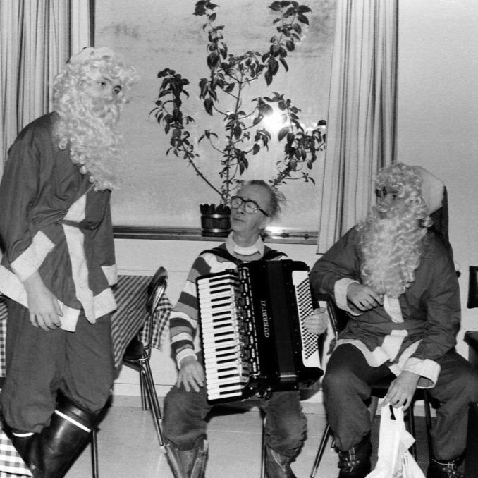 Tveir af jólasveinunum mættir í Ásakaffi til að skemmta börnum og gestum, Kalli Færeyingur spilar á harmonikkuna sína jólalög og spjallar við jólasveinana sem eru að þessu sinni í nýtísku skófatnaði og einnig með poka af nýrri tegund.