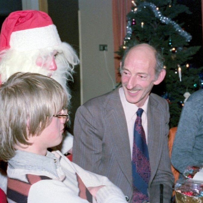 Litlu jólin hjá Fiskverkun Soffaníasar, jólasveinninn færir Magnúsi Soffaníassyni einhvern boðskap sem Karl Magnússon skemmtir sér yfir, en Valgeir Njálsson er hugsi yfir.