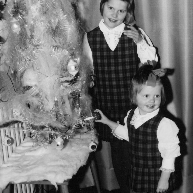 Systurnar Kristín Soffaníasdóttir og Bára Bryndís Vilhjálmsdóttir, prúðbúnar við jólatréð.