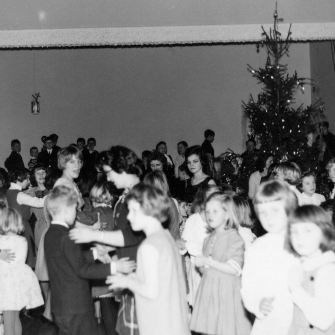 Jólaball í samkomuhúsinu í kringum árið 1960. Fyrir miðri mynd má þekkja Jósefínu Guðmundsdóttur, gaman væri að fá fleiri nöfn til þess að setja við þessa skemmtilegu jólamynd.