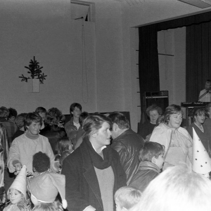 Áramótaball í samkomuhúsinu, líklega árið 1986. Hér má þekkja flesta á myndinni. Lengst til vinstri eru mæðgurnar Hildur Sæmundsdóttir og Heiðrún Sigurjónsdóttir, síðan koma mæðgurnar Edda Kristjánsdóttir og María Runólfsdóttir, fremst á myndinni eru mæðginin Anna Másdóttir og Sveinn Sveinsson, þar næst koma mæðgurnar Jóna Björk Ragnarsdóttir og Rósa Guðmundsdóttir. Í bakgrunni má þekkja Stellu Maríu Óladóttur, Gunnhildi Kjartansdóttur, Elínborgu Sigurðardóttur og Helgu Þóru Árnadóttur. Á hljómborðið er Níels Friðfinnsson og á gítar Eiríkur Höskuldsson. Okkur vantar nafnið á söngvaranum og unglingunum hægra megin á myndinni.