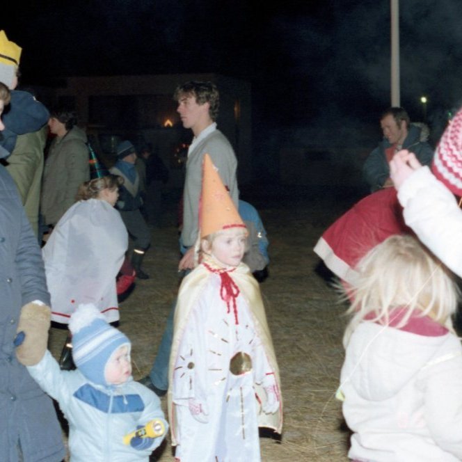 Þessi mynd er frá árinu 1984. Áramótabrenna á skrúðgarðstúninu þar sem núna eru Heilsugæslan og Grundargata 30, sem hýsir ýmsa starfsemi. Á myndinni er Hjördís Vilhjálmsdóttir með börnin sín þau Jón Pétur Pétursson og Ásdísi Lilju Pétursdóttir, í baksýn er pabbi þeirra Pétur Guðráð Pétursson. Það væri gaman að fá nöfnin á öðrum á myndinni.