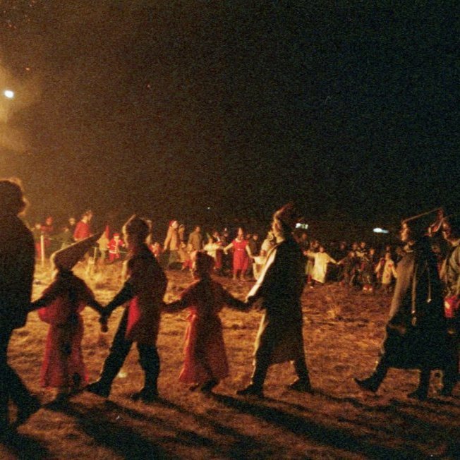 Áramótabrenna þar sem álfar, huldufólk, jólasveinar og aðrar kynjaverur stíga saman áramótahringdans.