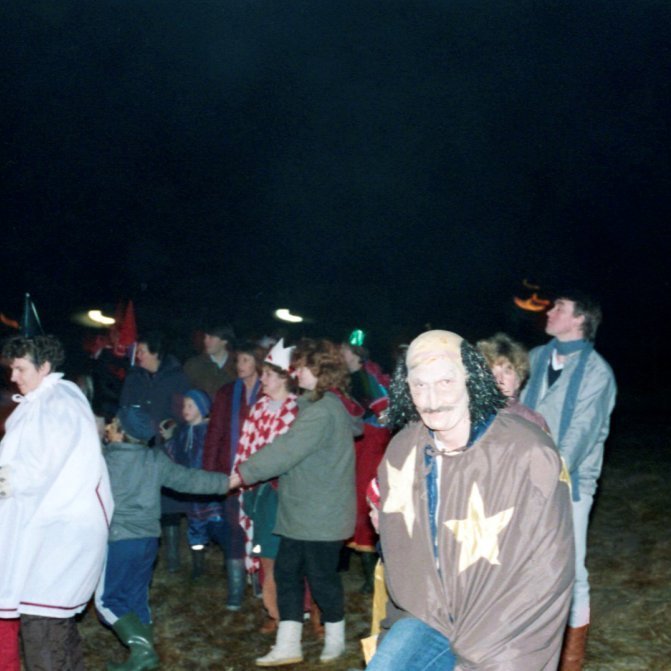 Áramótabrennan þegar árið 1984 er kvatt með því að taka saman hringdans, álfheimar, mannheimar og furðuverur allskonar.