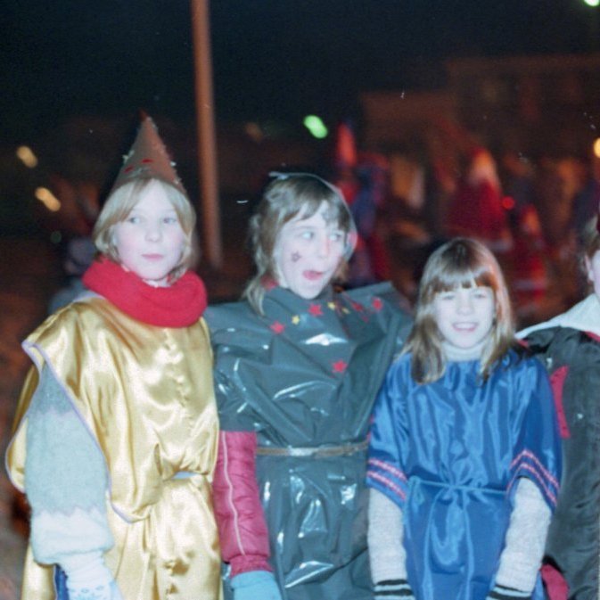 Áramótagleði og brenna, líklega árið 1985. Þarna eru flottar vinkonur í tilheyrandi áramótadressi, talið frá vinstri vantar okkur nafn fyrstu stelpunnar, en síðan koma Jóhanna Þórunn Gunnarsdóttir, Sigríður Rut Júlíusdóttir og Katrín Elísdóttir.