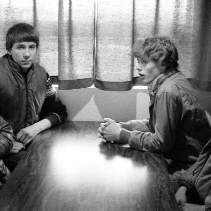 Unglingarnir héldu mikið til í Ásakaffi og Raggasjoppu hér á árum áður. Hér eru þeir félagar, Ragnar Alfreðsson, Unsteinn Guðmundsson, Agnar Guðlaugsson og Svavar Sigmundsson staddir í einum básnum í Ásakaffi að ræða málin.