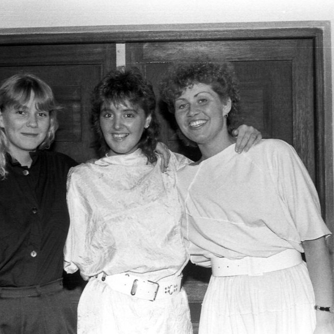 Þessar flottu ungu konur eru staddar í samkomuhúsinu á skemmtun. Frá vinstri, Þórunn Elísabet Ásgeirsdóttir, Ásta Bára Pétursdóttir og Ólöf Hallbergsdóttir.