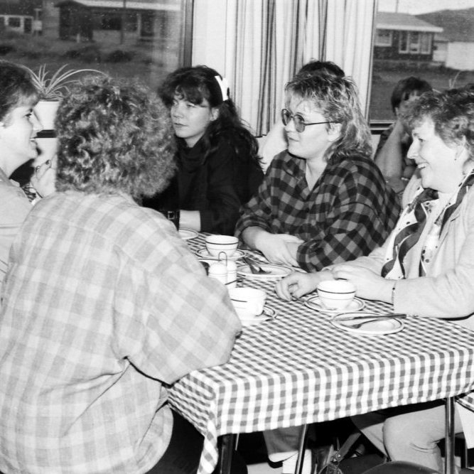 Þessar flottu konur eru staddar í Ásakaffi. Frá vinstri; Baksvipur ?, þá Ásdís Garðarsdóttir heitin, Lilja Njálsdóttir, Ingunn Benedikta Þórisdóttir heitin og Jónína Kristjánsdóttir.