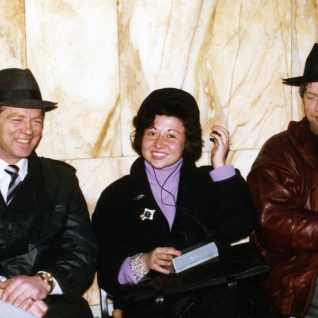 Hér sitja saman tveir kórfélagar, talið frá vinstri Kristján Lárentsínusson og síðan Róbert Jörgensen frá Stykkishólmi, konan sem situr á milli þeirra er líklega fararstjóri.