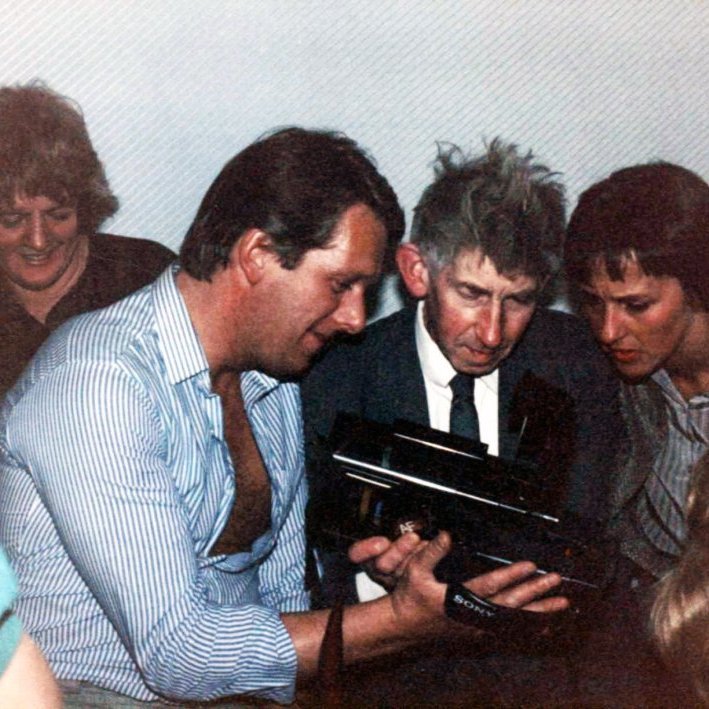 Á þessari mynd er verið að skoða myndir úr ferðinni. Til vinstri er Hjördís Þorvarðardóttir, síðan kemur Snorri Böðvarsson, Bæring Cecilsson og Steinunn Tryggvadóttir