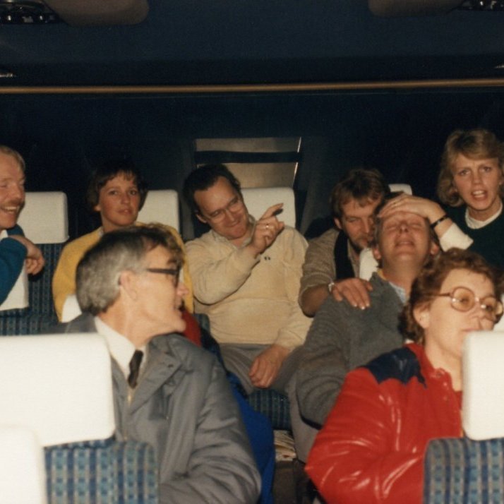 Það er stuð aftast í rútunni. Talið frá vinstri, Kristján Bjarnason, Steinunn Tryggvadóttir, Sævar Þórjónsson, Brynjar Kristmundsson og Margrét Jónsdóttir frá ´Ólafsvík. Í næstu sætaröð til vinstri eru Þórður Þórðarson Snorri Böðvarsson og , og síðan koma þau Snorri Böðvarsson og Guðlaug Ámundadóttir okkur vantar nafn konunnar í rauðu úlpunni.