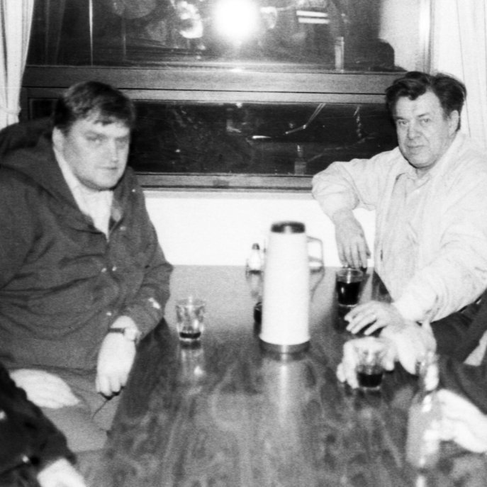 Félagar sitja saman kaffiglösum í Ásakaffi og ræða málin. Talið frá vinstri Þorsteinn Björgvinsson, Þorvarður Lárusson, Júlíus Gestsson og Friðrik Áskell Clausen (Ási).