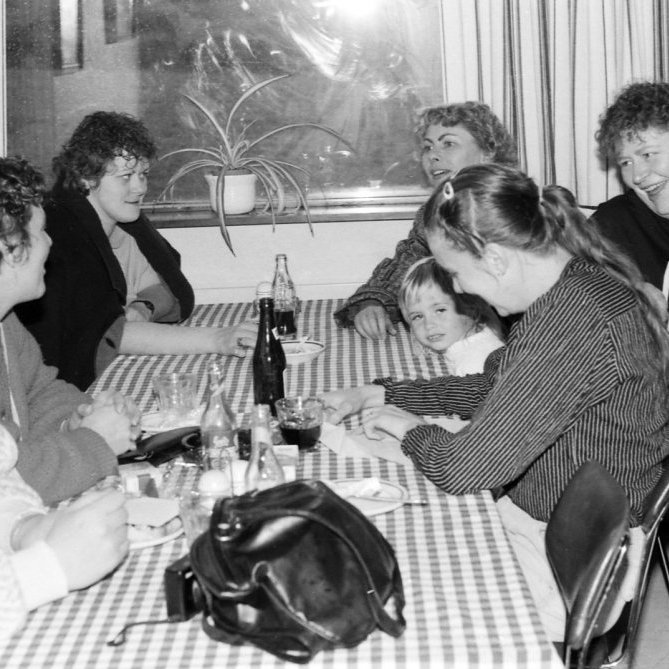 Konur saman komnar í Ásakaffi á kvennafrídeginum 1985. Talið frá vinstri Júlíanna Karlsdóttir, Þorgerður Hreiðarsdóttir, Ásdís Stefánsdóttir, Ásdís Jeremíasdóttir, Steinunn Marta Gunnlaugsdóttir, vantar nafn, og Þórunn Kristinsdóttir.