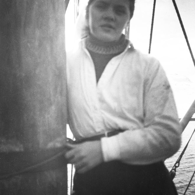 Þessi mynd er tekin fyrir árið 1960, þá var algengt að ungar konur stunduðu sjóinn og þá aðallega sem kokkar á síldarbátum. Bæring hefur tekið þessa mynd af ungri fallegri konu þegar hann var vélstjóri á Grundfirðing, þeir fóru norður á síld eins og margir aðrir bátar frá Grundarfirði og reyndar fóru bátar frá flestum sjávarplássum og höfuðborginni norður á síld. Það væri gaman að fá nafn konunnar og nöfn fleiri kvenna sem fóru héðan að vestan á síldveiðar. Margar konur frá Grundarfirði fóru á þessum árum á síldarbáta sem kokkar. Elsa Fanney Pétursdóttir frá Vík og Sigrún Gunnarsdóttir (Rúna) frá Eiði fóru t.d. sem kokkar á Helgu RE-49 frá Reykjavík á sumarsíld þar sem landað var á Siglufirði og stundum Raufarhöfn. Enn fleiri konur frá Grundarfirði fóru á Siglufjörð í síldarsöltun, einnig væri skemmtilegt og fróðlegt að fá nöfn þeirra kvenna.