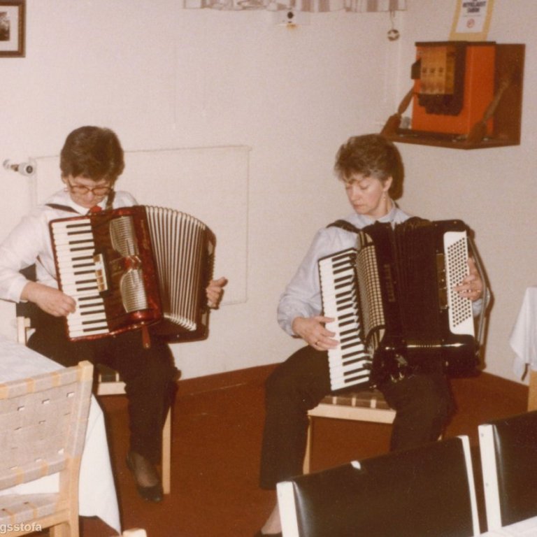 Hér eru þær Guðlaug Guðmundsdóttir (Lauga á Hömrum) og Kristín Friðfinnsdóttir (Stína Finna). Þær vinkonur hafa spilað við hin ýmsu tækifæri frá því fyrir árið 1960, þarna eru þær að spila fyrir kvenfélagskonur í kirkjukjallaranum