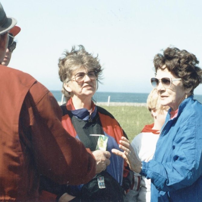 Hér er Lauga brosandi að vanda á milli vina sinna hjónanna Guðmundar Runólfssonar og Ingibjargar Kristjánsdóttur.