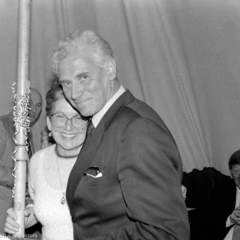 Hér er verið að halda upp á 60 ára afmæli Þorkels Gunnarssonar á Akurtröðum. Lauga er á þessari mynd með afmælisbarninu Kela á Akurtröðum og fyrir aftan þau má þekkja Guðmund Runólfs og Hörð á Hömrum.   
                                                                                                                                               
Við kvöddum Laugu á Hömrum núna laugardaginn 27 janúar en hún lést þann 4 janúar síðastliðin 93 ára að aldri en hún fæddist 18 júlí árið 1931. Þessi mynd er lýsandi fyrir Laugu gleði og kátína og í góðar vina hópi, það verður tekið vel á móti henni Laugu í sumarlandinu þar sem nánir afkomendur bíða ömmu, mömmu og eiginkonu, einnig fjöldi ættingja og vina. Þegar talað er um ofurkonur í dag þá hafa þær ekki roð í hana Laugu á Hömrum sem var vakin og sofin yfir fólkinu sínu ásamt því að rétta öðrum hjálparhönd, stjórna búinu ásamt manni sínum, búðinni sinni Hömrum af mikilli festu og ekki má gleyma félagstörfum og tónlistinni svo eitthvað sé nefnt. Í fallegri útför Laugu frá Grundarfjarðarkirkju var á altarinu fallegur altarisdúkur sem Lauga hafði unnið og gefið Setbergskirkju, einnig var harmónikkan hennar hvít og falleg við hlið kistunnar. Blessuð sé minning Guðlaugar Guðmundsdóttur frá Hömrum og samúðarkveðjur til hennar stóru fjölskyldu.