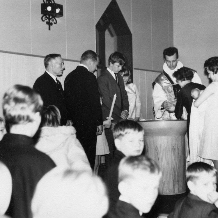 Á þessari mynd heldur Ásgerður Guðmundsdóttir (Ása Elbergs) á sonarsyni sínum Ásbergi Ragnarssyni undir skírn í desember árið 1967.