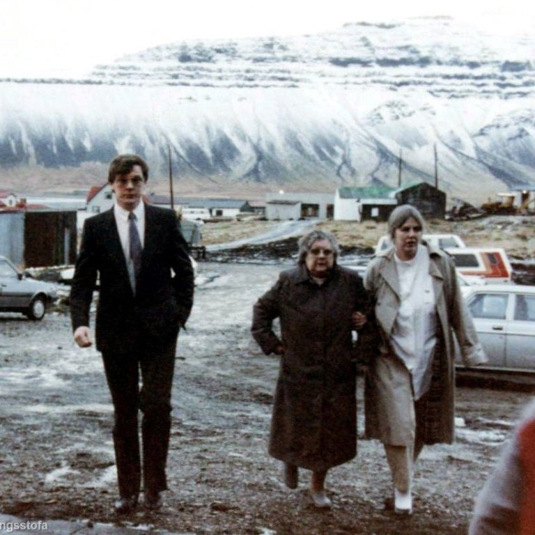 Þessi mynd er frá vígslu dvalarheimilisins Fellaskjóls, Ragnar Elbergsson með móður sinni Ásgerði Guðmundsdóttur og eiginkonu Matthildi Guðmundsdóttur.