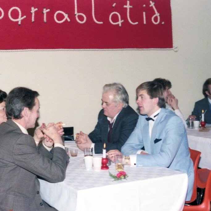 20. þorrablót hjónaklúbbsins í samkomuhúsinu, man einhver hvaða ár það var? Talið frá vinstri á myndinni eru þau hjónin Gísli Magnússon og Gróa Guðjónsdóttir, síðan kemur Þórður Sveinbjörnsson en okkur vantar nafn mannsins sem situr við hlið Þórðar. Á næsta borði eru þeir félagar Guðmundur Friðriksson, Gunnar Jóhannesson og Sigurður Þorkelsson