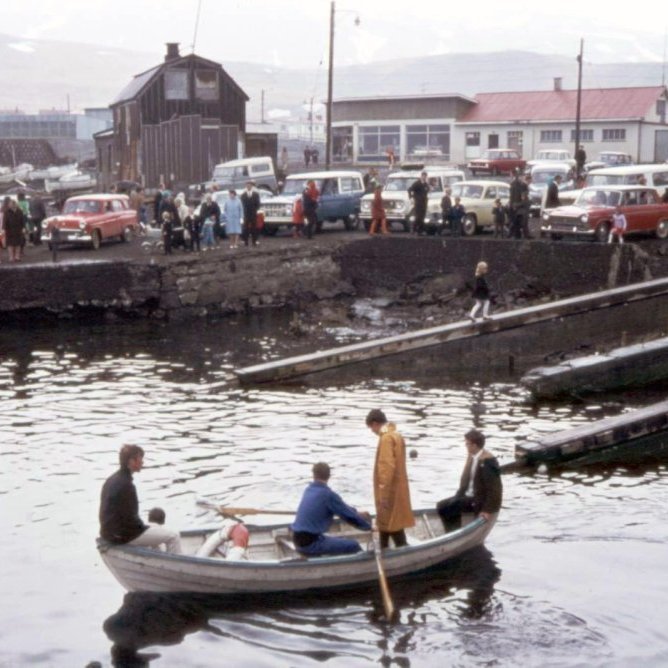 Gæti verið að þessi mynd sé frá árinu 1959?  Þarna má sjá fullt af bílum sem gaman væri að vita deili á og einnig ef einhver þekkir fólkið á myndinni, sérstaklega unglinganna á árabátnum