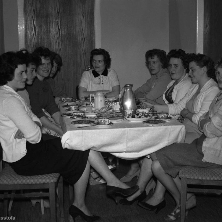 Það eru til margar myndir af saumaklúbbnum Hjarta níunni í Grundarfirði enda eru í saumaklúbbnum tvær mágkonur Bærings þær Björk og Hulda. Þarna eru þær allar níurnar saman komnar en seinna flutti Lína út í Flatey með eiginmanni sínum og syni. Ólína Jónsdóttir (Lína) lést 2.janúar síðastliðin, blessuð sé minning hennar. Talið frá vinstri eru þær Gróa Guðjónsdóttir, Ragnheiður Benediktsdóttir, Ólína Jónsdóttir, Kristín Friðfinnsdóttir, Hulda Vilmundardóttir, Aðalheiður Magnúsdóttir, Björk Guðlaugsdóttir, Guðmunda Hjartardóttir og Sigurrós Árnadóttir.