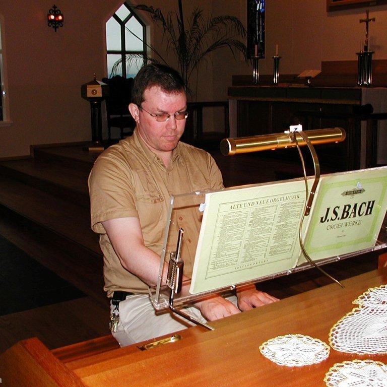 Hér sjáum við okkar góða organista, kórstjórnanda, tónlistakennara og tónlistaskólastjóra, stofnanda lúðrasveitar ásamt félögum í Sátt sem söfnuðu fyrir hljóðfærum og skipulögðu skemmtanir svo eitthvað sé nefnt, en þetta er hann Friðrik Vignir Stefánsson sem stóð fyrir blómlegu tónlistarlífi í Grundarfirði í fjölda ára.