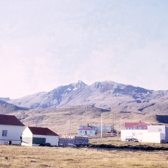 Þessi skemmtilega mynd er tekin á milli áranna 1960 og 1970, glöggir geta áttað sig á hvaða ár myndin er tekin. Kirkjan er komin þarna er hún var vígð árið 1966, Laufás er lengst til vinstri á myndinni og grunnurinn að húsi Sigmundar og Ingu Sveins að Eyrarvegi 14 er kominn en aðeins auð láð þar sem Hermann og Guðný byggðu húsið sitt að Eyrarvegi 16, hús þeirra Péturs og Guðrúnar að Eyrarvegi 18 er komið og jeppinn hans Péturs við húsið. Lengst til hægri á myndinni er prestbústaðurinn Staðarhóll ll að Grundargötu 43, næst kemur Fagurhóll (Grundargata 41) þeirra Þorkels og Margrétar, þá kemur Lyngholt (Grundargata 39) hús Stefáns og Fjólu og fyrir miðri myndinni er Áshóll (Grundargata 37). Myndin sýnir aðeins upp Eyrarveginn, að Eyrarvegi bjuggu hjónin Karl Backmann Stefánsson og Jenný Ásmundsdóttir ásamt börnum sínum, á þessari mynd eru einnig komin húsin Eyrarvegur 21 og Eyrarvegur 23 sem Magnús Magnússon (Maggi) og Arnheiður Fanney Snorradóttir (Fanney) byggðu.