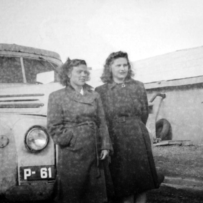 Þessar fallegu ungu konur standa fyrir framan bifreiðina P-61 og fyrir utan fiskverkunina Grund (Fiskverkun Soffaníasar). Líklega er önnur þeirra dóttir Ásgeirs Kristmundssonar og hin dóttir Ásgeirs Kristjánssonar á Kambinum. P-61 var upphaflega í eigu Bifreiðastöðvar Stykkishólms, síðar Sigurðar Ágústssonar, þá Páls Þorleifssonar og loks Guðbjartar Cecilssonar. Ávallt kallaður Battabíll.