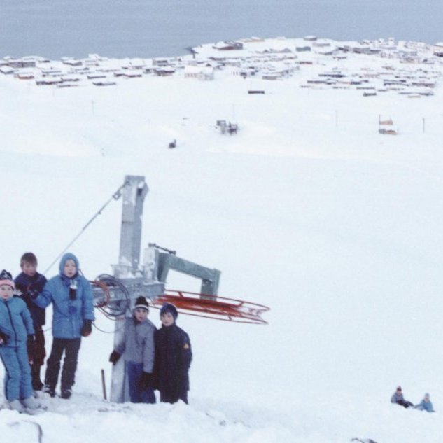 Þessir hressu drengir eru kátir með skíðalyftuna. Haraldur Magnússon og gætu þetta verið Doddi, Hringur, Gísli, Valdimar og fleiri?