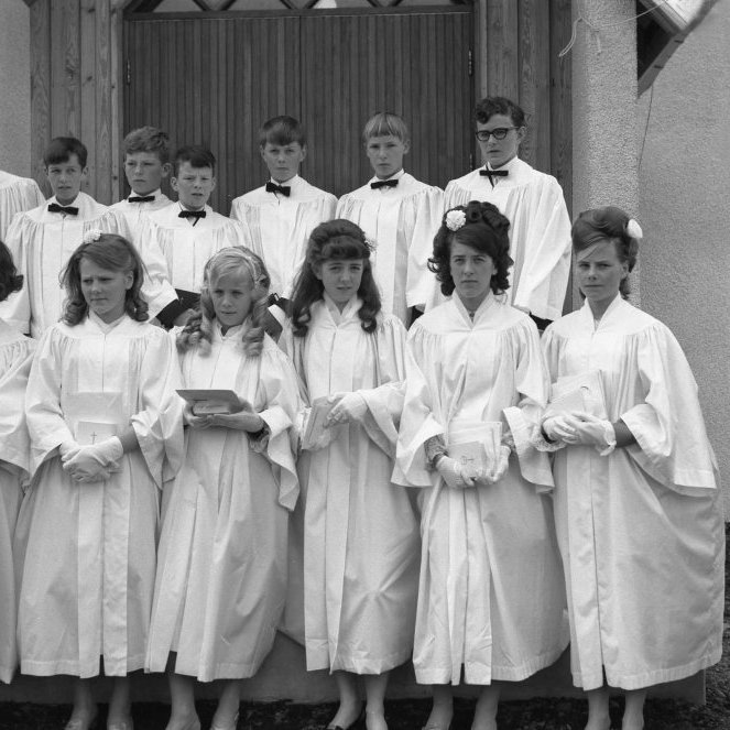 Séra Magnús Guðmundsson með fermingarhópinn sinn sem fermdist árið 1968. Fremri röð frá vinstri, Hallveig Guðmundsdóttir, Jóhanna Þórarinsdóttir, Guðrún Hlíðkvist Bjarnadóttir, Halldóra Karlsdóttir, Sigríður Einarsdóttir, Sigurjóna Ólöf Högnadóttir, og Sæunn Jeremíasdóttir, aftari röð frá vinstri Ragnar Rúnar Jóhannsson, Jóhannes Finnur Halldórsson, Páll Guðfinnur Harðarson, Sigurður Ágúst Þórðarson, Sturlaugur Laxdal Gíslason, Bárður Orri Þorsteinsson og Ólafur Hans Ólafsson.