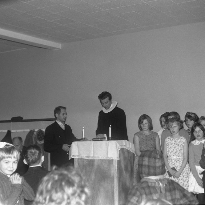 Þessi skemmtilega mynd er frá vígslu Barnaskólans í Grundarfirði árið 1962. Séra Magnús Guðmundsson vígði skólann,  hjá honum stendur skólastjórinn Svavar Jónsson. Það má þekkja flest þessi myndarlegu ungmenni en væri gaman að fá nöfnin send inn á grundarfjordur@grundarfjordur.is