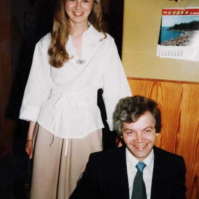 Séra Jón Þorsteinsson er fæddur árið 1946, hann vígðist til Grundarfjarðar sem sóknarprestur í Setbergssókn árið 1974 og gegndi því embætti til ársins 1990 eða í samfleytt 16 ár. Jón kenndi einnig við Grunnskólann í Grundarfirði  í hálfri kennarastöðu. M.a kenndi hann tækniteikningu og sá um gítarkennslu þetta voru ákaflega skemmtilegir tímar og mörg ungmenni fengu nýjan gítar og lærðu hjá Jóni.  Jón Þorsteinsson frá Ljárskógum er einnig listamaður sem hafði stundað nám í Listaháskólanum, hann hefur haldið fjölda myndlistasýninga á verkum sínum sem eru bæði máluð, teiknuð og unnin í leir. Eiginkona Jóns er frú Sigríður Anna Þórðardóttir fv. Alþingismaður, ráðherra og sendiherra. Sigríður kenndi öll árin við Grunnskólann í Grundarfirði, Sigríður sat í sveitastjórn frá árinu 1978 samtals 12 ár og þar af oddviti í 6 ár. Jón og Sigríður eiga þrjár dætur, þær Jófríði Önnu sem lést árið 2022 og hvílir hún nú í Setbergskirkjugarði í næsta nágrenni við sumarhús foreldra sinna blessuð sé minning hennar, þær Þorgerður Sólveig og Margrét Arnheiður fæddust þeim hjónum á tímabilinu í Grundarfirði.