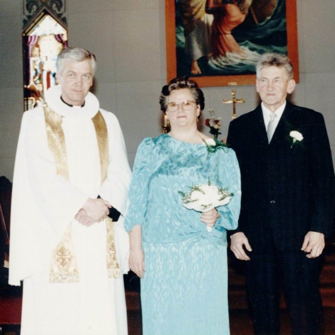 Þessi fallega mynd er þegar séra Jón Þorsteinsson gaf saman í hjónaband Rósu Jóhönnu Sigurþórsdóttur og Guðbjart Cecilsson árið 1986 eftir þrettán ára sambúð, það var mikill harmur fyrir Batta og fjölskylduna þegar Rósa lést í skurðaðgerð árið 1990,  Batti náði sér ekki eftir það og lést hann fjórum árum seinna árið 1994.