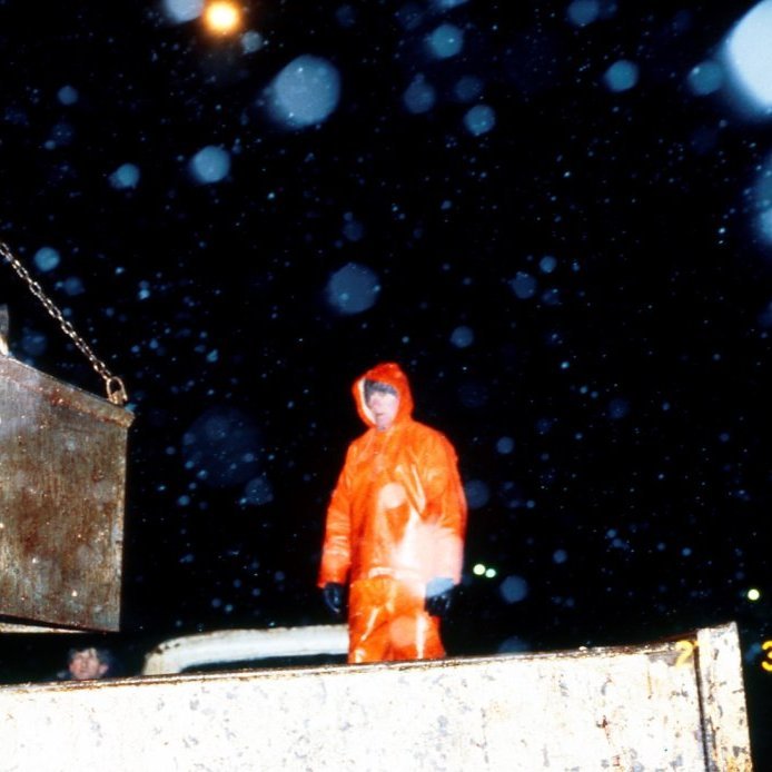 Árið er 1980, myndin er tekin þegar verið er að landa upp úr hvaða bát?  Vísbendingarnar eru augljósar þegar mennirnir á myndinni þekkjast, hverjir eru þeir og hvert er bílnúmerið á vörubílnum?