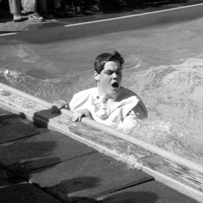 Á Sjómannadegi hefur frá upphafi tíðkast að sjómenn taki þátt í stakkasundi, fyrst stungu þeir sér í höfnina og syntu á milli litlu bryggju og stóru bryggju. Það var mikill munur þegar sundlaugin var tekin í notkun og þeir gátu stungið sér í sundlaugina. Hér kemur ungur sjómaður upp að bakkanum, getur það verið Stefán Gunnar Tómasson (Stephen Lane)?