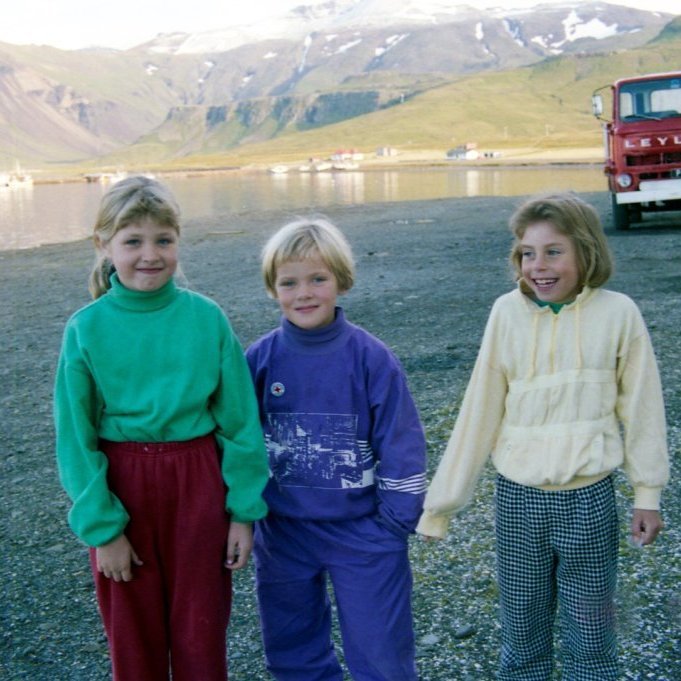 Flottar stelpur fyrir neðan Fiskverkun Soffaníasar, stúlkan í miðjunni er Hanna Sif Ingadóttir en okkur vantar nöfn þeirra sem eru með henni á myndinni.