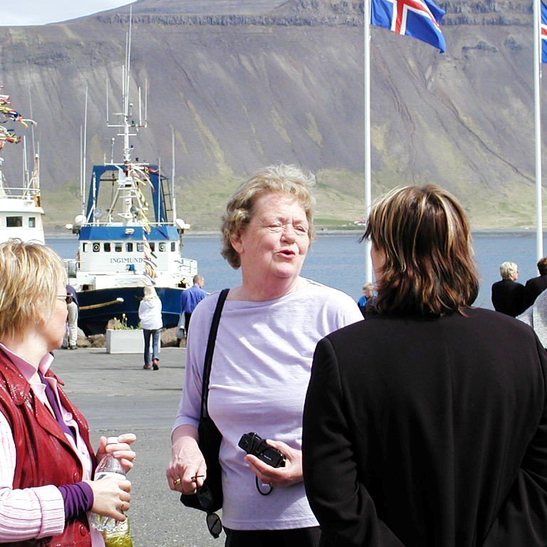 Þessi skemmtilega mynd er tekin á Sjómannadegi fyrir allmörgum árum, spjallað á hafnarsvæðinu. Talið frá vinstri eru Ingibjörg Torfhildur Pálsdóttir og Jóhanna Dagmar Magnúsdóttir (Nóa). Nóa var fædd árið 1936 á Borðeyri, hún lést árið 2010 á heimili sínu á Höfn í Hornafirði, Nóa bjó og starfað í Grundarfirði í fjölda ára. Konurnar sem snú baki í myndavélinni eru kirkjukórsfélagarnir þær Anna Másdóttir og Edda Kristjánsdóttir.