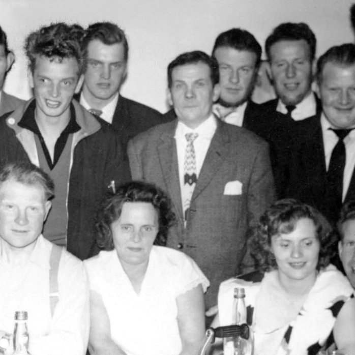 Þessi mynd segir mikla sögu eins og svo margar myndir Bærings Cecilssonar. Myndin sýnir áhöfnina á Grundfirðing SH- Soffanías Cecilsson útgerðamaður og skipstjóri er hér ásamt eiginkonu sinni, tengdaforeldrum og áhöfn Grundfirðings. Mennirnir sem fjallað er hér um eru bræðurnir Lýður Valgeir Lárusson og Þorvarður Lárusson (Varði), þeir eru á myndinni talið frá vinstri annar og þriðji í röðinni. Þeir bræður voru yngstir í 8 systkina hópi sem misstu ungir móður sína, Lýður Valgeir var tveggja ára og Þorvarður fjögurra ára við fráfall móður þeirra leystist heimilið upp og börnin fóru til ættingja og vinafólks en Þorvarður varð einn eftir hjá föður sínum sem hann missti síðan á fermingarári sínu. Varði fór til að mynda fyrst á sjóinn sjö ára gamall með föður sínum en eftir að hann missti pabba sinn fór hann til föðurbróður síns Jóhannesar í Krossnesi. Lýður Valgeir var tekinn í fóstur til móður systur sinnar Valgerðar Skarphéðinsdóttur sem gekk honum í móðurstað og eiginmanns hennar Magnúsar Gíslasonar í Kirkjufelli, eftir að Lýður Valgeir flutti inn í Grundarfjörð átti hann heima hjá fósturbróður sínum Gísla Magnússyni, eiginkonu hans Gróu Guðjónsdóttur og börnum þeirra enda alltaf mjög kært með fóstursystkinunum. Lýður Valgeir bjó á efri hæð íbúðar fjölskyldunnar að Hlíðavegi 15 til dauðadags en hann lést af slysförum aðeins tæplega 25 ára gamall. Sjómenn, félagar og vinir Lýðs varð fráfall hans mikill harmdauði og minntust hans sem vöskum sjómanni, harðduglegum, góðum félaga og kærum vini. Hann hafði fastmótaðar skoðanir varðandi hagsmunamál sjómanna í sínu stéttarfélagi sem og öðrum málum, hann sagði skoðanir sínar hreint og afdráttarlaust, hann lét ekki sinn hlut að óreyndu fyrir neinum. Í vinahópi var hann hrókur alls fagnaðar, kátur og léttur í lund enda hvers manns ljúfhugi hvar sem hann fór.  Þorvarður Jóhann Lárusson var fæddur í Krossnesi árið 1938, hann lést eftir veikindi árið 2001 rétt 63 ára gamall.