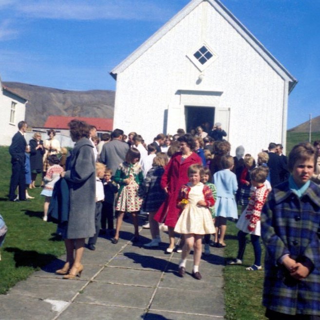 Á þessari skemmtilegu mynd er margt að gerast auk þess að fermingarmessu er að ljúka í Setbergskirkju, það er gaman að velta fyrir sér öllum smáatriðum á myndinni á þessum fallega sumar sunnudegi. Á miðri mynd má þekkja Sigurbjörgu og dætur hennar Elínbjörgu Kristjánsdóttur og Jónu Fanney Kristjánsdóttir. Það er líka gaman að spá í svip með fólki, t.d. svipar stúlkunni fremst á myndinni til Ásthildar á Skallabúðum sem ekki var fædd þegar þessi mynd var tekin. Endilega sendið inn nöfn á þeim sem þið þekkið á grundarfjordur@grundarfjordur.is