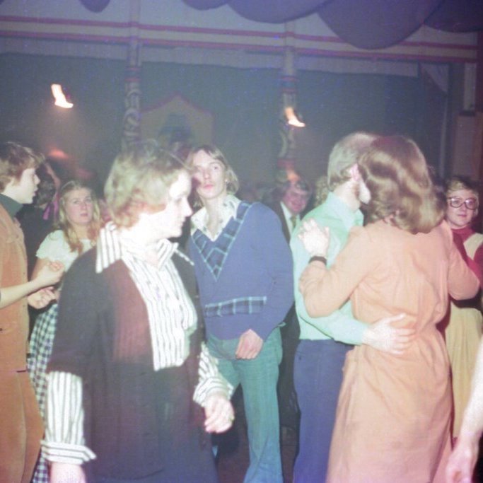 Sami dansleikur í samkomuhúsinu árið 1976 á myndinni má þekkja talið frá vinstri Jenny Gíslason, Vicki Thorsteinsson, Þorvarður Lárusson, Hilmar Hauksson, Kristín Jóhannesdóttir og Helgi Sigurðsson.