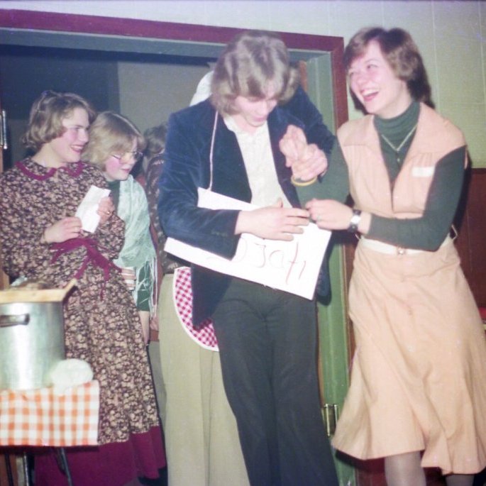 Skemmtun í samkomuhúsinu, skemmtinefndinni hefur greinilega tekist vel upp, einnig sést vel á þessari mynd að matvælin tilheyra að öllum líkindum þorrablóti. Þekkja má talið frá vinstri Bryndísi Báru Vilhjálmsdóttur og Þráinn Jökul Elísson, gaman væri að fá nöfn annarra á myndinni.