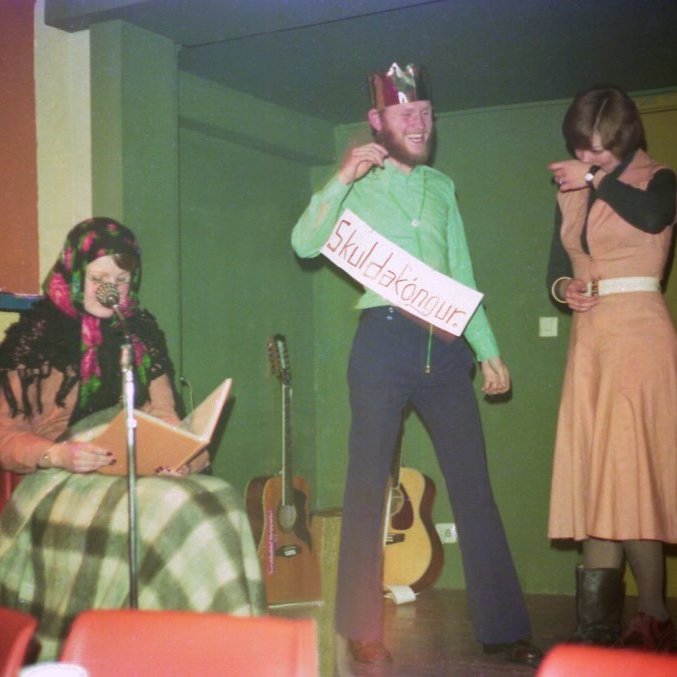 Þessi skemmtilega mynd er tekin af einu af atriði skemmtinefndarinnar eða þorrablótsnefndarinnar. Okkur vantar nöfn kvennanna á myndinni en talið frá vinstri eru þeir Hilmar Hauksson sjávarlíffræðingur og Þráinn Jökull Elísson. Á þessum tíma var Hilmar mjög vinsæll kennari og tónlistamaður hér í Grundarfirði enda mjög húmorískur og átti gott með að sjá spaugilegu hliðar tilverunnar, glaðvær og hjartahlýr. Jökull var grundfirðingur frá Vatnabúðum, hann starfaði lengst af sem matsveinn bæði til sjós og lands víða um heiminn.