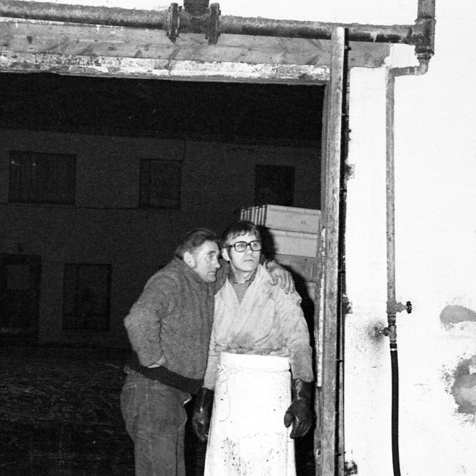 Þessi mynd er tekin að kvöldi dags í mótökunni hjá Soffaníasi sem snýr út að Borgarbraut. Þeir félagar Sigurvin Bergsson og Páll Cecilsson eru þarna djúpt í umræðum, sennilega um fiskiríið.