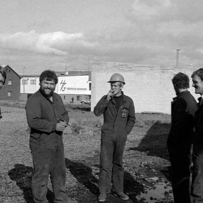 Á þessari mynd eru nokkrir hressir herramenn á góðum degi við spennistöðina í Grundarfirði. Talið frá vinstri eru Gísli Guðmundsson og Snorri Böðversson, lengst til hægri er Trausti Magnússon, okkur vantar nöfn hinna þriggja sem eru á myndinni.