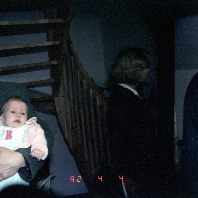 Þessi mynd er tekin árið 1992 í byrjun apríl semsagt fyrir 32 árum af feðginunum Gunnari Kristjánssyni og Dagfríði Ósk Gunnarsdóttur sem er tæplega þriggja mánaða þarna. Myndin er tekin í veislu á Dvalarheimilinu Fellaskjóli.