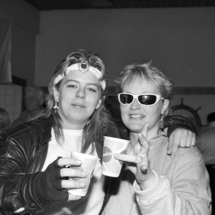 Tvær hressar vinkonur, vinstra megin á myndinni er Sína Magnúsdóttir og til hægri er Guðný Lóa Oddsdóttir, fyrir aftan þær má greina Sigmund Friðriksson.