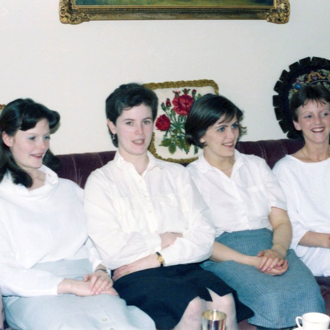 Fjölskyldumynd af fallegu dætrum Rósu Sigurþórsdóttur og Guðmundar Tyrfingssonar, fóstur faðir þeirra var Guðbjartur Cecilsson. Bæring og þau hjónin Batti og Rósa bjuggu ásamt dætrunum á Grundargötu 17. Talið frá vinstri og í aldursröð Kristín, Sigurbjörg, Ingunn Lilja og Hraundís