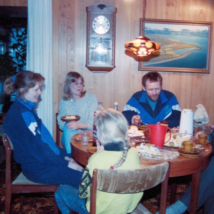 Það hefur verið glatt á hjalla þegar fjölskyldan á Akurtröðum kom saman í kaffi og meðlæti, talið frá vinstri húsfreyjan Marta Böðvarsdóttir (Maddý á Akurtröðum), Olga Sædís Einarsdóttir og á móti henni situr Selma Rut Þorkelsdóttir, Dagný Jeremíasdóttir, Þorkell Gunnar Þorkelsson, Sigurður Þorkelsson og Davíð Sigurðsson. Bæring var tíður gestur á Akurtröðum og eru því til margar skemmtilegar myndir af fjölskyldunni á Akurtröðum.