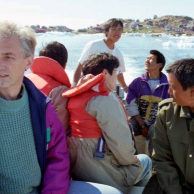 Þessi mynd er frá ferðalagi Bærings með Gulla frænda sínum til Grænlands. Frændur Bæja þeir Guðlaugur Pálsson, Sævar Pálsson og Magnús Soffaníasson fóru í nokkrar ævintýraferið með föðurbróður sínum Bæring Cecilssyni, til dæmis fóru flugu þeir Bæji, Sævar og Maggi eitt sinn yfir Norður pólinn. Fremst á myndinni er Guðlaugur Pálsson, þarna sigla þeir innan um ísjaka og í baksýn er grænlenskt þorp.